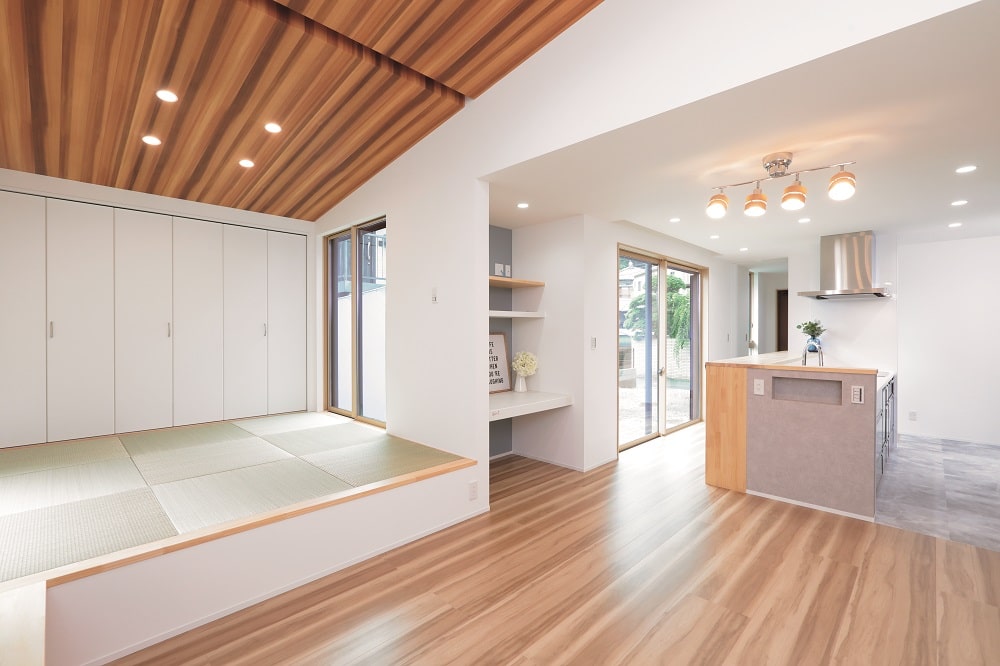 長崎市滑石／造作カウンターと小上がり和室のある一家団らんの家